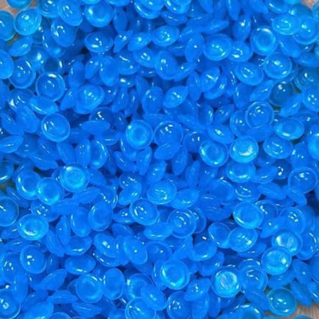 Granuli di plastica riciclata blu prodotti da Nimaplast