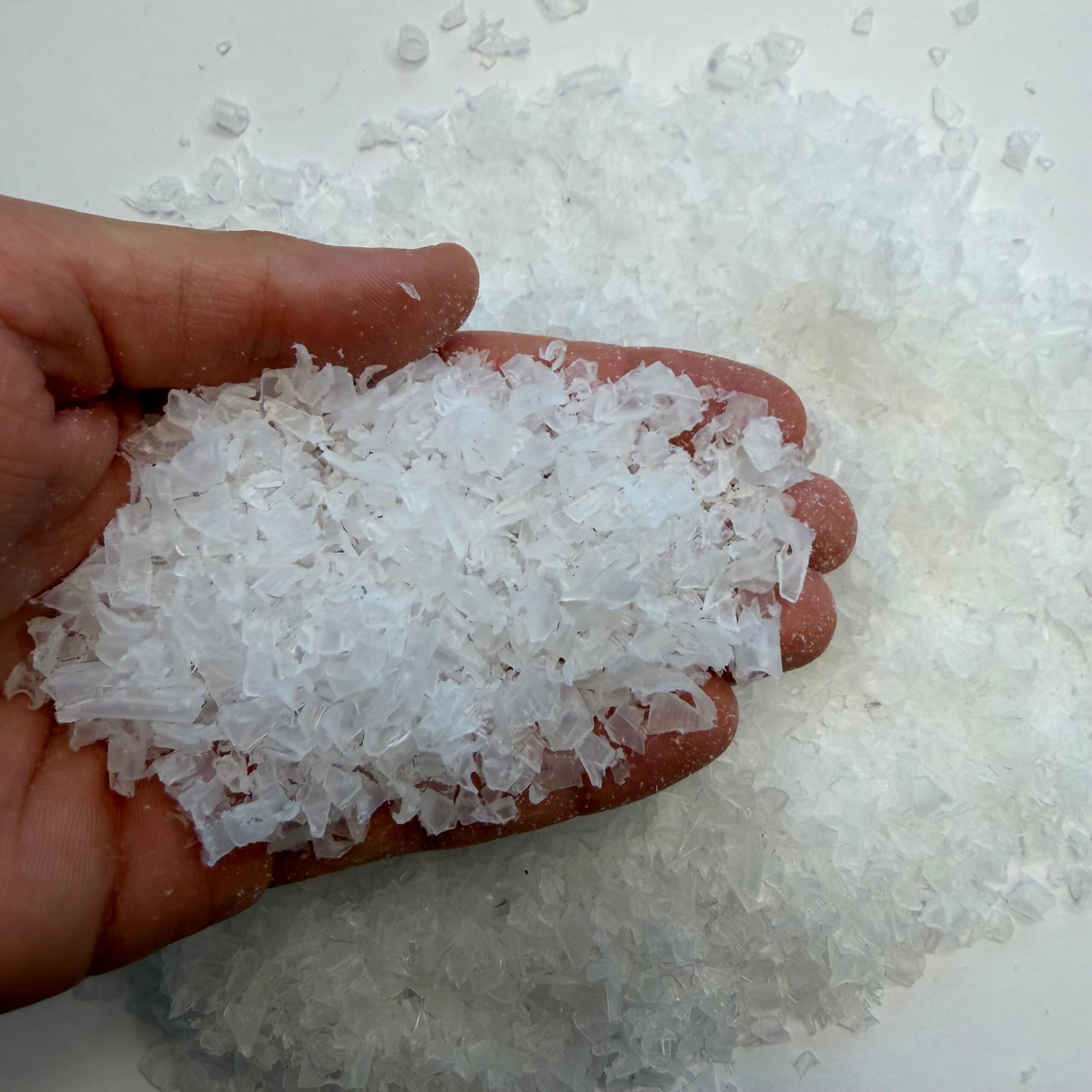 Scaglie di plastica trasparente macinata pronte per la rigranulazione